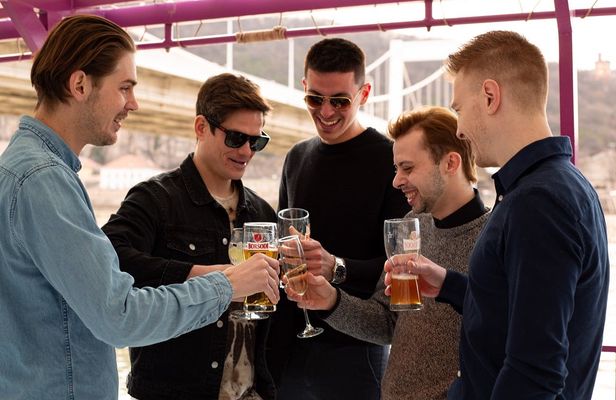 Budapest sightseeing river cruise with unlimited drinks
