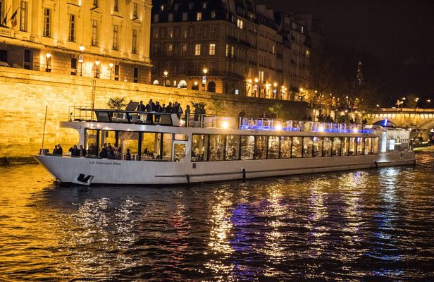 Gourmet dinner cruise with live music and dance floor in Paris