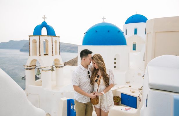 Santorini photo shoot with a pro photographer