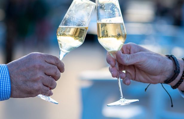 Live music Seine cruise with champagne and gourmet dinner