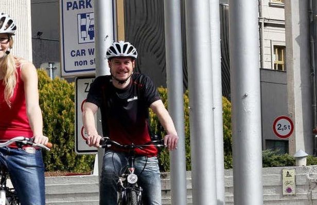 3 hour small group bike sightseeing tour in Prague