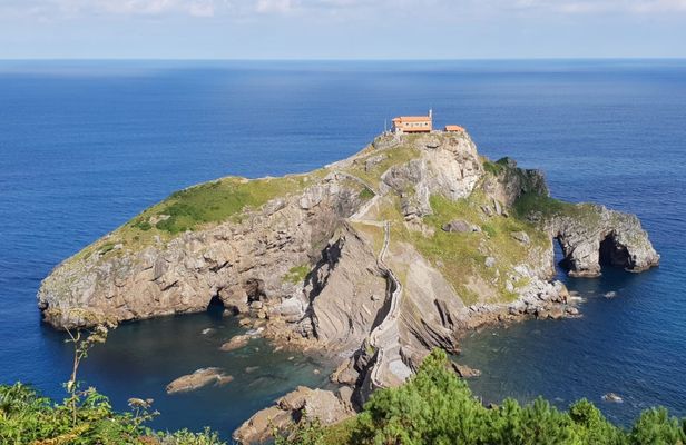 Gaztelugatxe and Mundaka small group guided tour from Bilbao