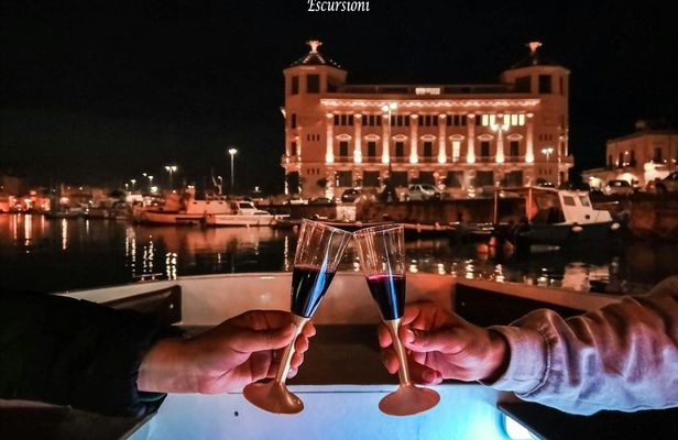 1-hour night boat tour of the island of Ortigia