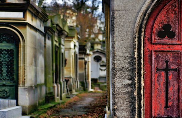 Guided tour of famous graves at Père Lachaise