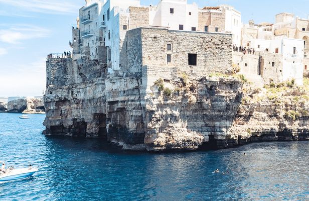 Interactive city discovery adventure game in Polignano