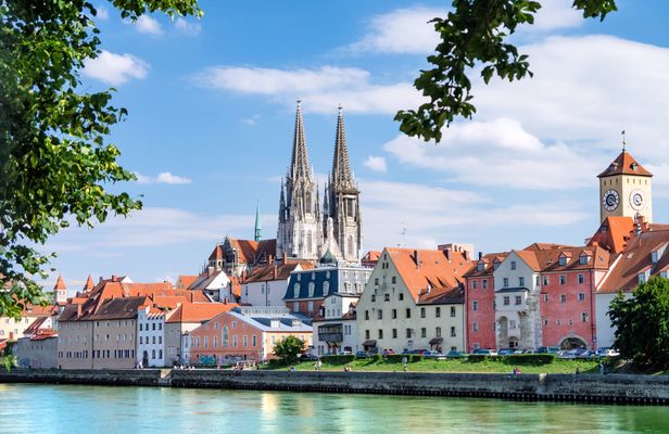 River Cruises Collection: Beer and sausage tasting in Regensburg