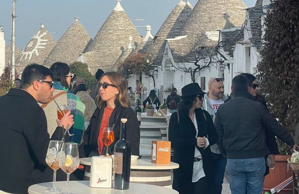 Alberobello guided walking tour with food tasting and wine