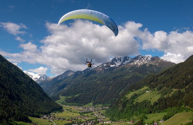 Paragliding tandem flight in the Stubai Valley
