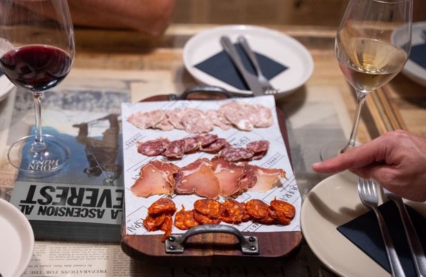 Tapas and sightseeing walking tour in Old Town Barcelona