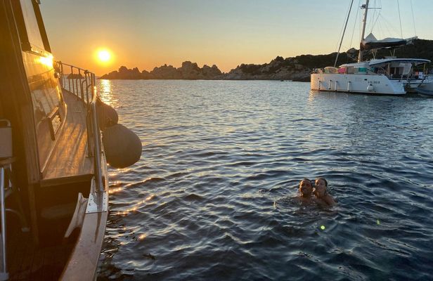 Maddalena Archipel sunset cruise with dinner from Palau