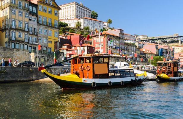 Porto sightseeing by tuk-tuk and six bridges cruise on the Douro River