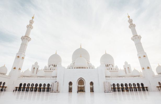 Abu Dhabi Mosque, Qasr Al Watan and Etihad Towers tour from Dubai