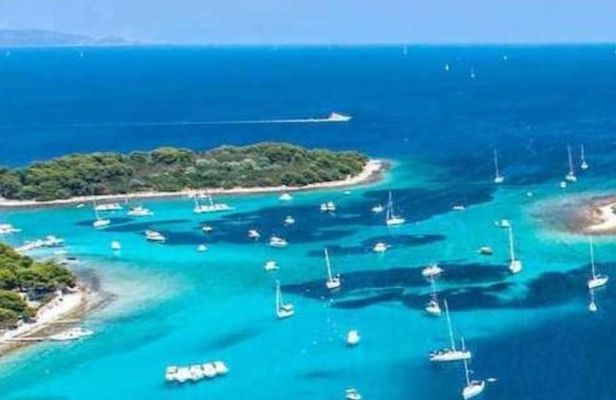 Three islands boat tour from Split including lunch