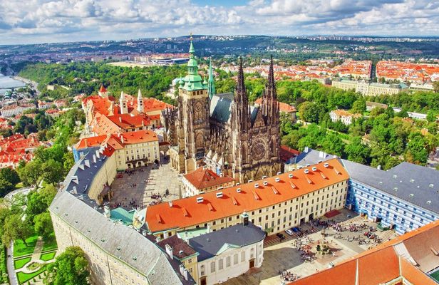 Prague Castle walking tour with bus transfer