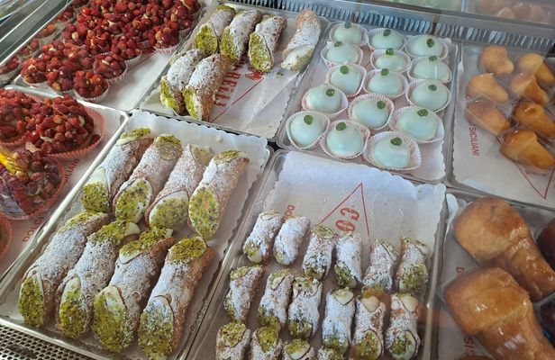 Cannolo and Pastries Guided Walking Tour in Catania