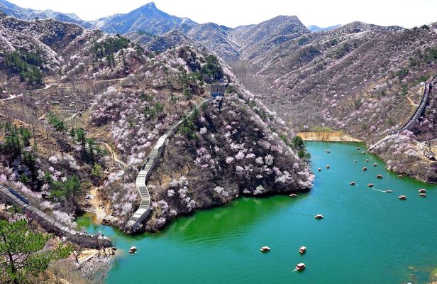 Huanghuacheng Water Wall with chartered boat and Olympic Park tour