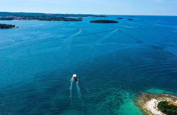 Boat tour in Poreč around 20 Islands with a glass of wine