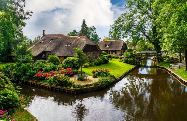 Day Trip to Giethoorn, Authentic Boat Cruise and Walking Tour