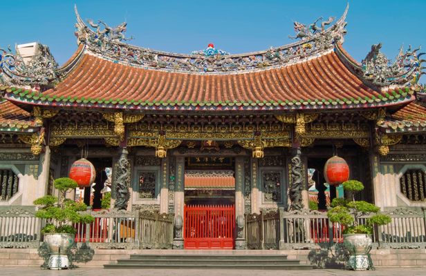 2-hour Longshan Temple walking tour with a private guide