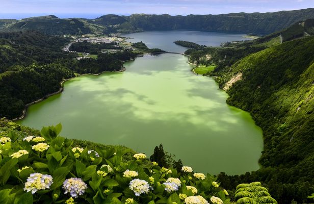 Sete Cidades and Western São Miguel full-day tour