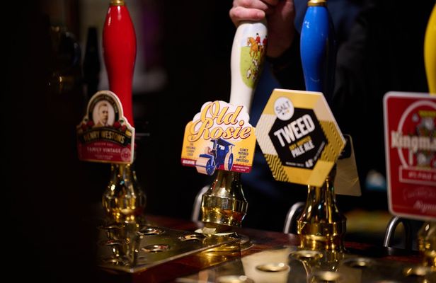 London's historic pubs guided food tour