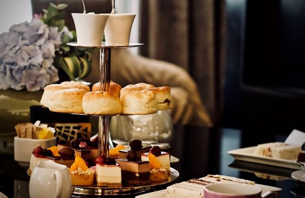 Guided walking tour of three royal palaces with high tea