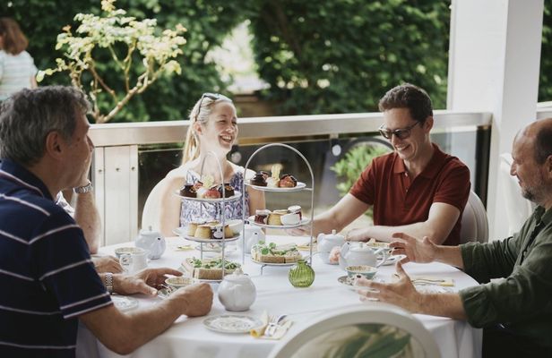 Kensington Gardens guided tour and high tea