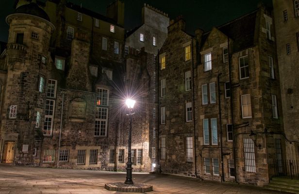 Edinburgh witches old town walking tour and underground vault