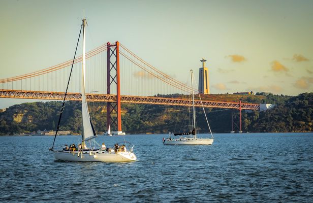 Morning sailing tour in Lisbon