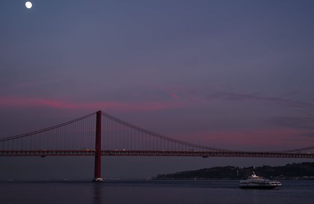 Night sailing tour in Lisbon