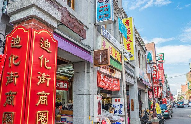 2-hours Dadaocheng food walking tour with a guide