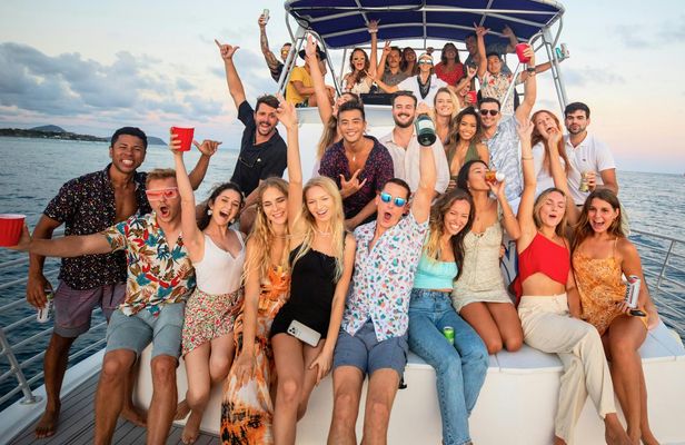 Waikiki party cruise with live DJ