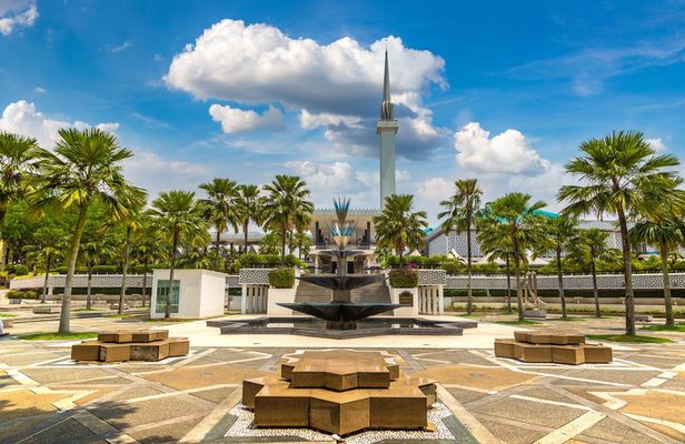 Private full-day transit tour of Kuala Lumpur and Batu Caves
