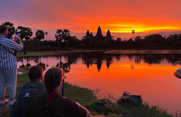 Angkor Wat sunrise bike tour with lunch included