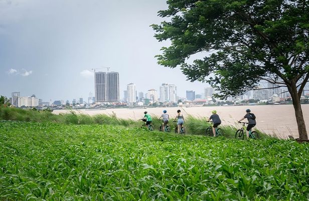 Phnom Penh to Silk Island half-day bike adventure