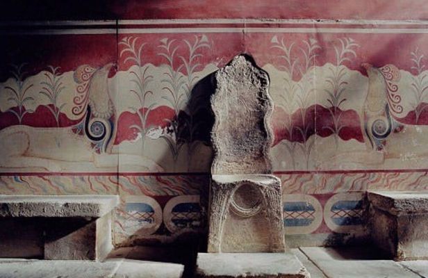 Tour of Knossos Palace and Heraklion museum from Chania