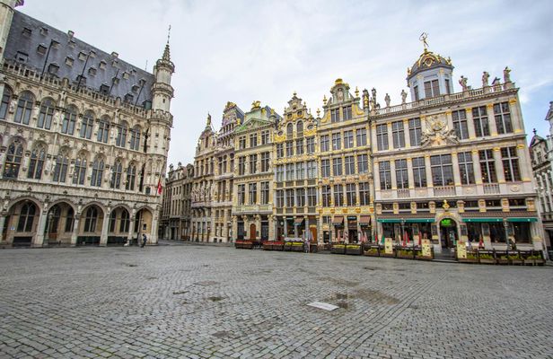 Private exclusive history walk through Brussels with a local expert