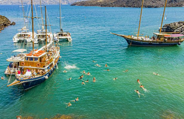 Cruise of the volcanic islands around Santorini