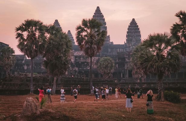 Angkor Wat Temple sunrise tour with professional guide