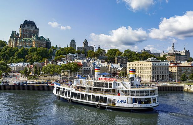 Guided cruise on the St. Lawrence River from Quebec City