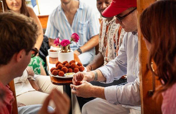 Food and canals tour in Amsterdam