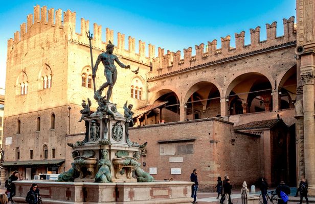 Bologna city center guided walking tour in French