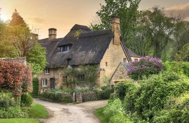 Full-day tour of the Cotswolds with Traditional Lunch Option