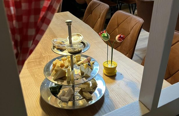 High-Cheese Tasting Experience and Guided Tour of a Traditional Farm