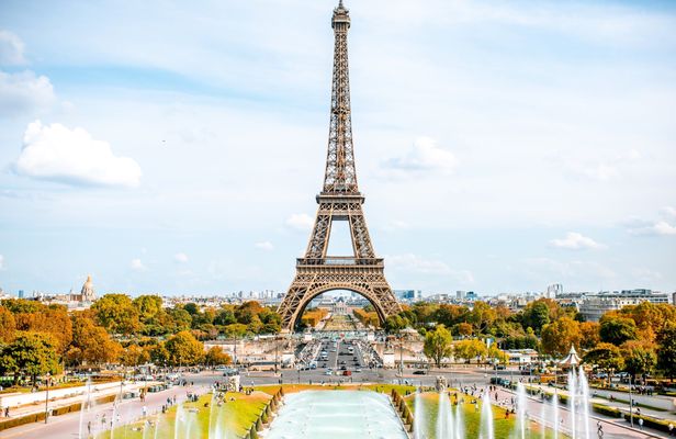 Guided visit of the Eiffel Tower by foot with summit option