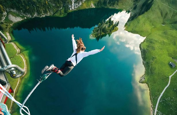 Bungy Jumping Experience on the Stockhorn in Switzerland