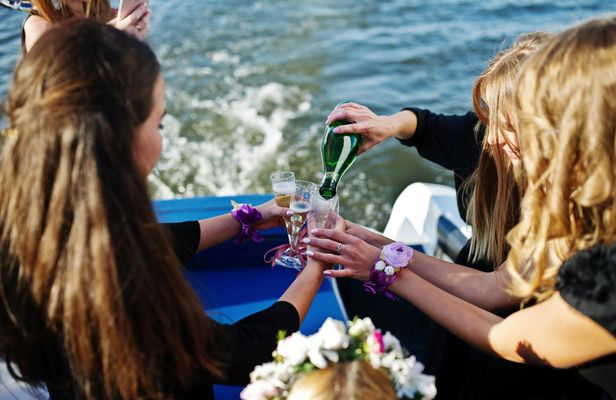 3.5-Hour Sailboat Trip to Polignano and Monopoli with Aperitif