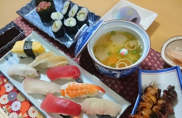 2.5-Hour Traditional Sushi Making Lessons in Osaka