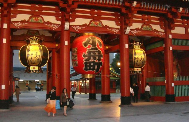 Guided food tour for families in Tokyo's Asakusa