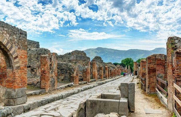 Skip-the-line guided tour of Pompeii ruins with an archaeologist